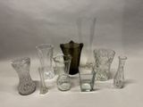 un grand nombre de vases en verre posés sur une table