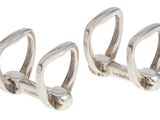 une paire de boutons de manchette plaqués argent sur fond blanc