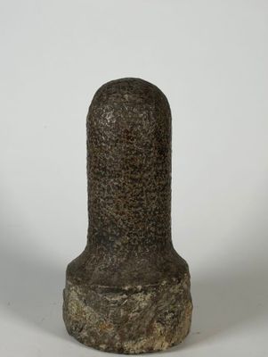 une image représentant un petit objet en pierre posé sur une surface blanche