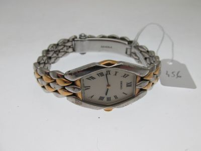 une image d'une montre-bracelet avec des chiffres romains
