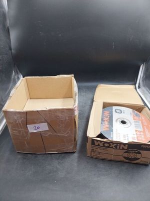 deux boîtes posées par terre, contenant chacune un CD
