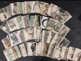 un lot de vieilles cartes postales sur une table