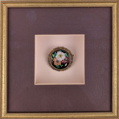 une photo d'une photo représentant une fleur, dans un cadre doré