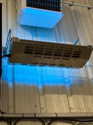 deux climatiseurs suspendus au plafond d'un immeuble