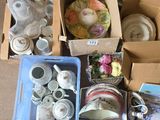 de nombreuses caisses de vaisselle et d'autres objets posés par terre
