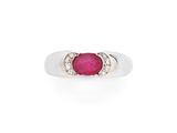 une bague en rubis et diamants