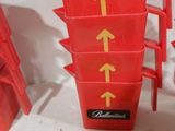 cinq récipients en plastique rouge avec des flèches sur une table