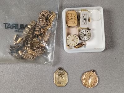 une boîte contenant plusieurs montres et une pièce de monnaie