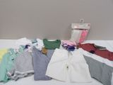beaucoup de vêtements posés sur une table