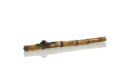 une petite pipe en bois avec un embout noir sur un fond blanc