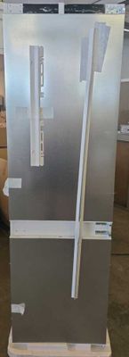 un réfrigérateur qui se trouve dans une pièce remplie de cartons