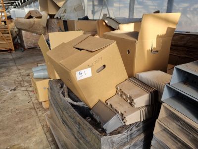 une pile de cartons posée sur une palette