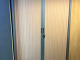 une salle de bains équipée de toilettes, d'un lavabo et d'une cabine de douche