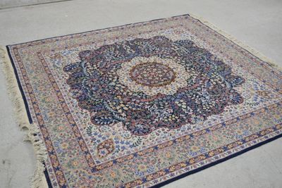 un grand tapis posé par terre sur le trottoir