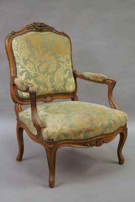 Fauteuil à dossier plat, en noyer mouluré et sculpté. - Photo 1