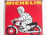 une pancarte portant l'inscription « Michel » sur le côté d'une moto