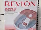 La boîte du spa pour les pieds Revlon est posée sur le comptoir.