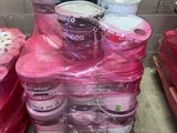 de nombreux rouleaux de papier toilette sur une palette dans un entrepôt