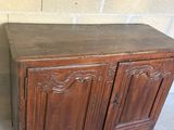 une vieille armoire en bois munie d'une porte