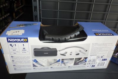 une boîte contenant une télécommande et un volant