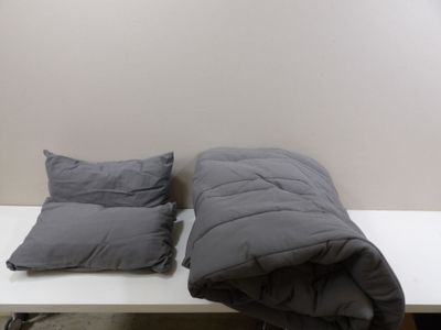 deux oreillers posés l'un à côté de l'autre sur une table blanche