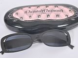 des lunettes de soleil dans un étui noir avec une housse matelassée rose