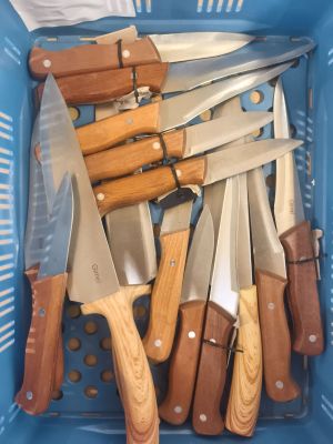 beaucoup de couteaux dans un panier qui en est rempli