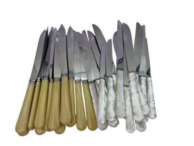 tout un tas de couteaux alignés sur une table