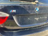 un emblème BMW à l'arrière d'une voiture