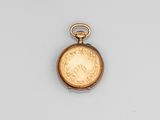 une montre de poche ancienne avec un cadran doré sur fond blanc