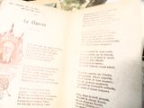 un livre ouvert sur lequel figure l'image d'un château
