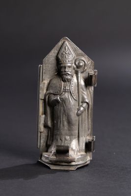 une vieille figurine en argent représentant un homme coiffé d'une couronne