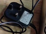 un chargeur branché sur une boîte en bois