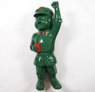 statue d'un homme en uniforme vert tenant un gobelet rouge