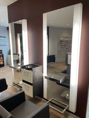 Un lot de deux miroirs lumineux avec un meuble 2 tiroirs - A…