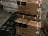 plusieurs cartons de matelas empilés les uns sur les autres dans un entrepôt