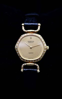 une image représentant une montre en or sertie de diamants