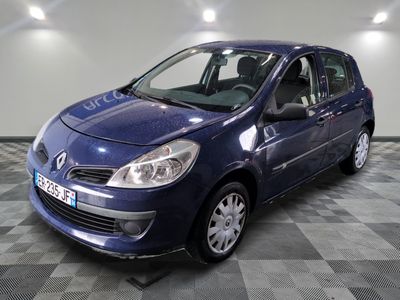 la photo d'une petite voiture bleue garée dans un garage