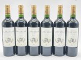 six bouteilles de vin sont alignées dans une rangée