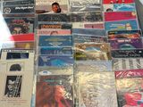 beaucoup de CD exposés sur une table