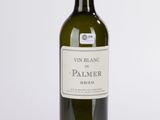 une bouteille de vin posée sur une table