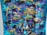 une écharpe bleue et jaune avec des chevaux dessus