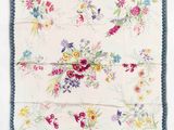 un gros plan d'un mouchoir à motifs floraux sur fond blanc