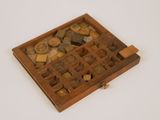 une image représentant une boîte en bois remplie de différents types de blocs en bois