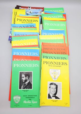 une pile de livres posée sur une table, avec la photo d'un homme en costume