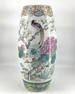 CHINE. Vase en porcelaine à décor émaillé peint d'un phénix …
