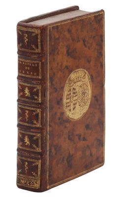 un vieux livre orné d'un emblème doré sur la couverture