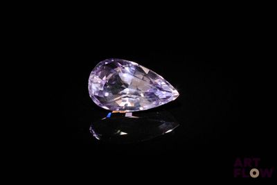 gros plan d'un diamant violet sur une surface noire