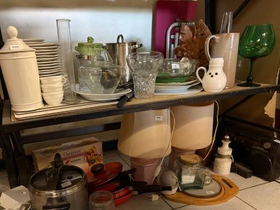 une étagère sur laquelle sont posés de la vaisselle et des tasses, dans une cuisine