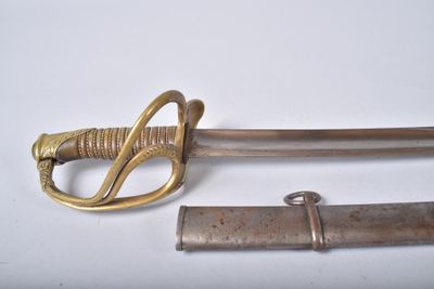 une vieille épée avec une poignée en or et une poignée en métal